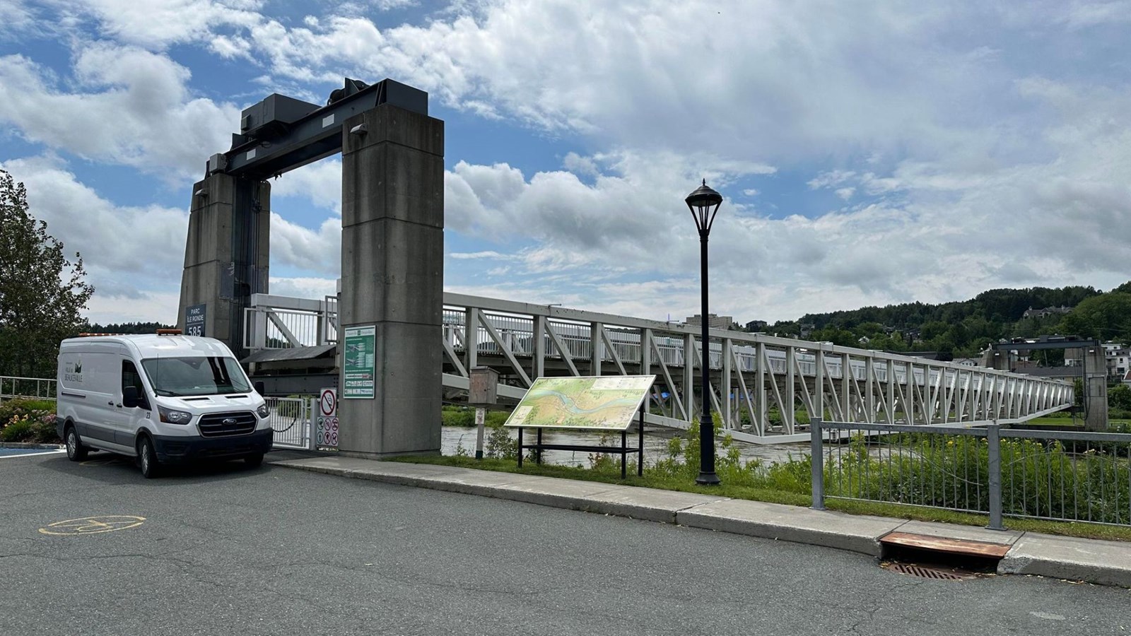 Beauceville a fermé sa passerelle à titre préventif.