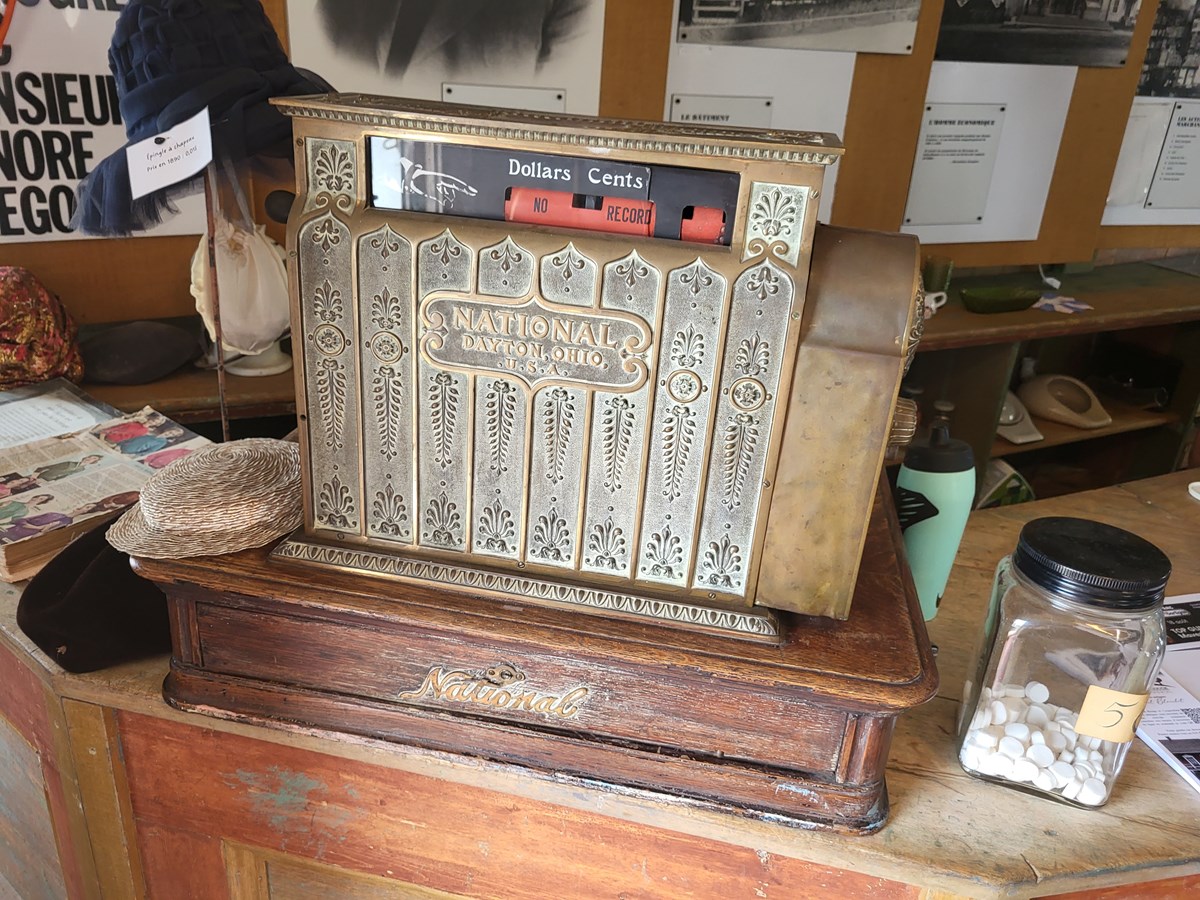 Caisse enregistreuse du magasin général.