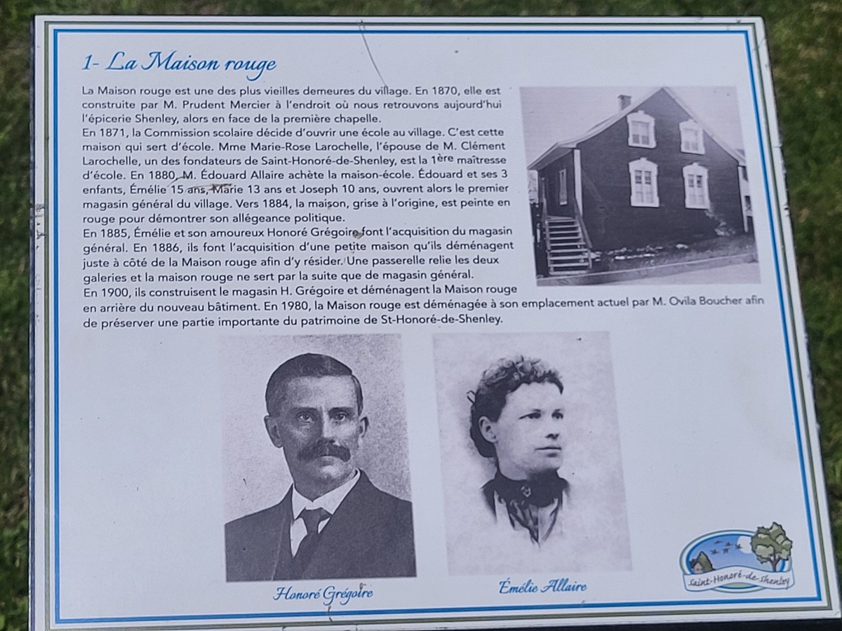 Panneau explicatif, devant la Maison rouge.