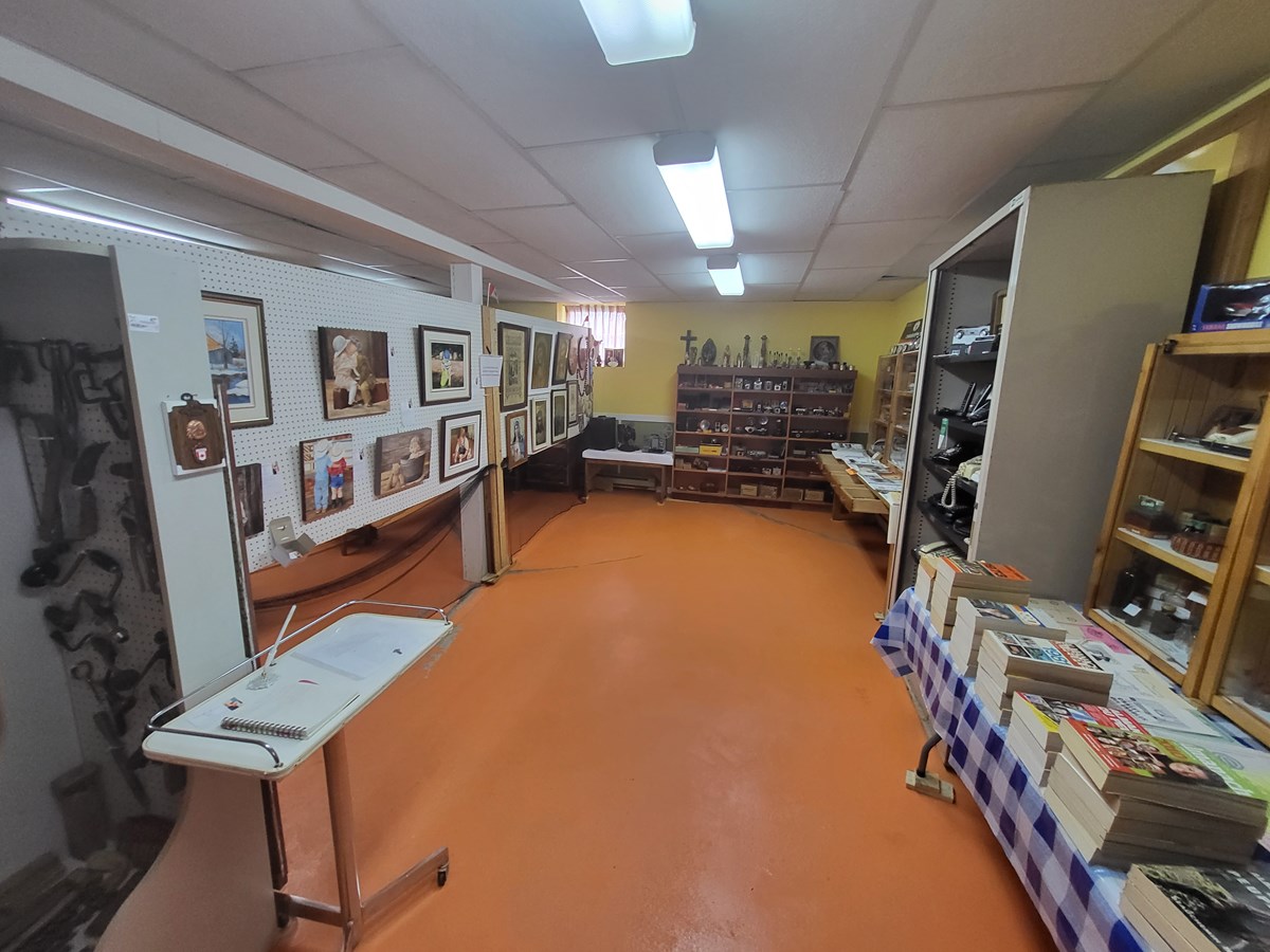 Exposition au sous-sol.