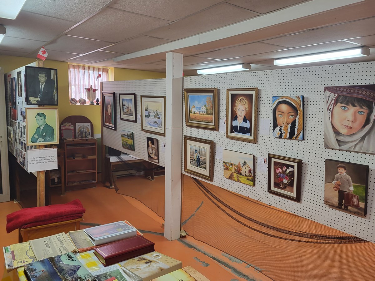 Exposition au sous-sol.