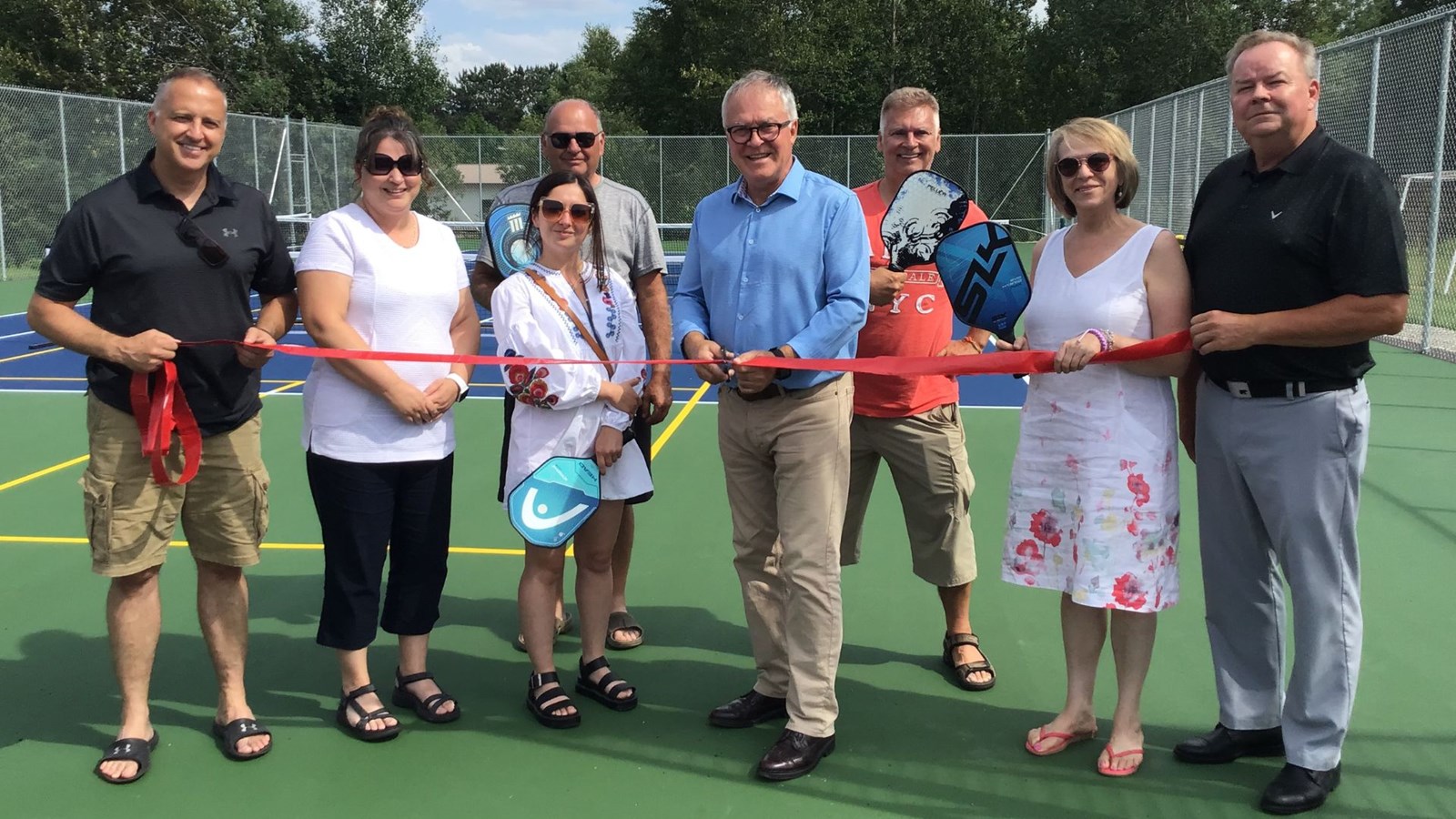 Sur la photo, les conseillers Guy Marcoux, Gina Cloutier et Yvan Tardif accompagnent le maire Jean Audet, la directrice générale, Cindy Paradis, la coordonnatrice aux loisirs, Ornella Lalmi, ainsi que quelques joueurs de pickleball.
