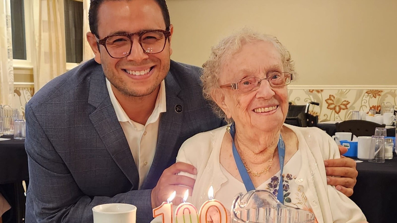 Jeannine Bélanger a vu le jour un 2 juin voilà 100 ans. Le député Samuel Poulin est passé la voir pour lui remettre un certificat de reconnaissance.