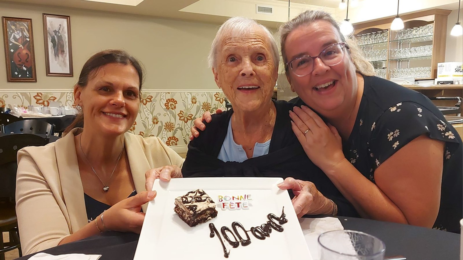 Rita Langlois a apprécié la fête qu'on lui préparé pour son centanaire. On la voit en compagnie d'une nièce et de la directrice adjointe de la résidence L'Oiseau Bleu, Dominique Fecteau.