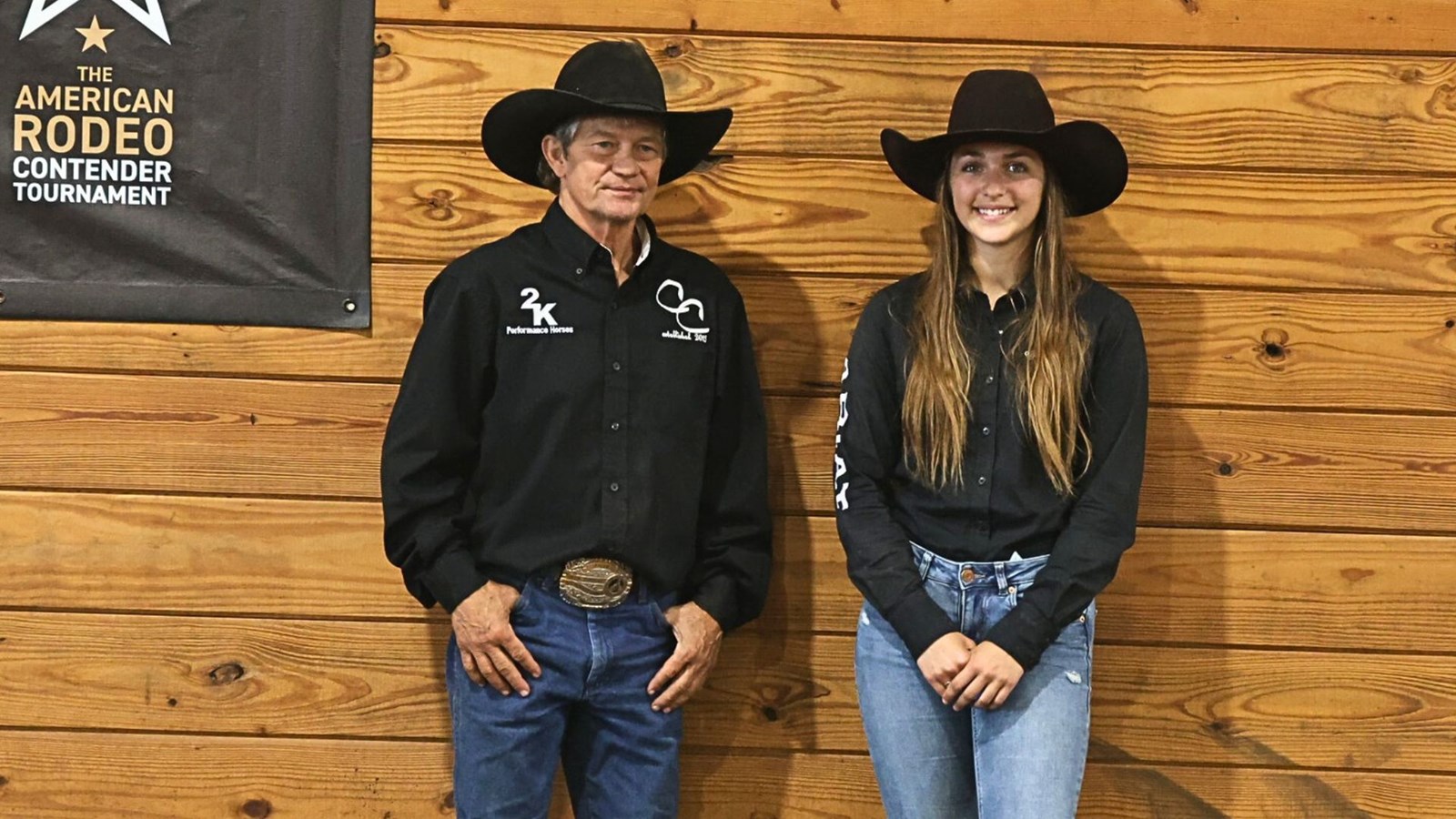 Océane Veilleux et l'autre concurrent, Willie Nolan, qui se sont qualifiés pour The American Rodeo, prévu en janvier prochain.