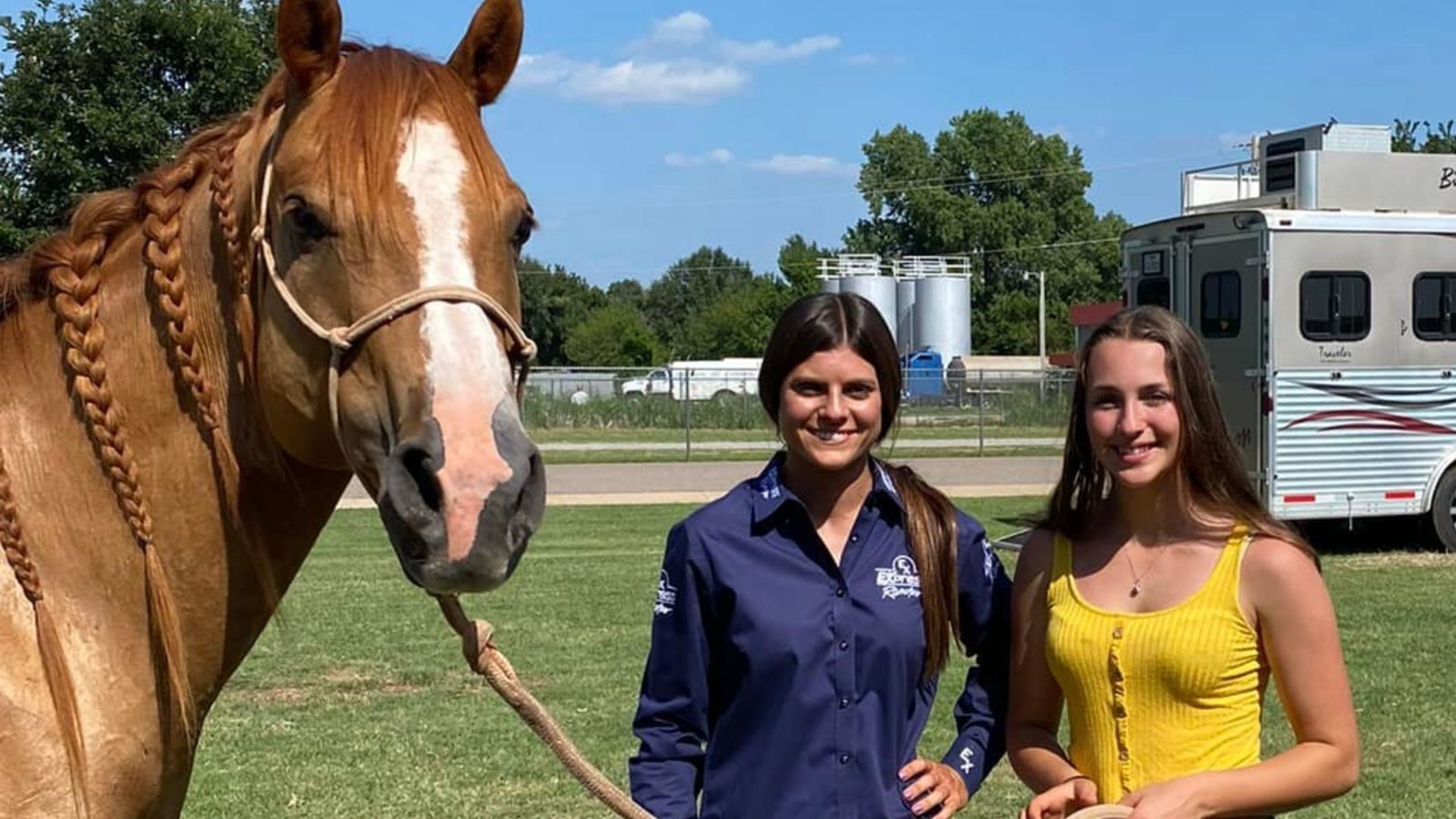 À droite, Océane Veilleux avec sa nouvelle monture, Crackerjack. Elle est en compagnie de la cavalière qui lui a vendu l'animal, Jacie Etbauer Allred, du centre équestre Etbauer Performance Horses, en Oklahoma.
