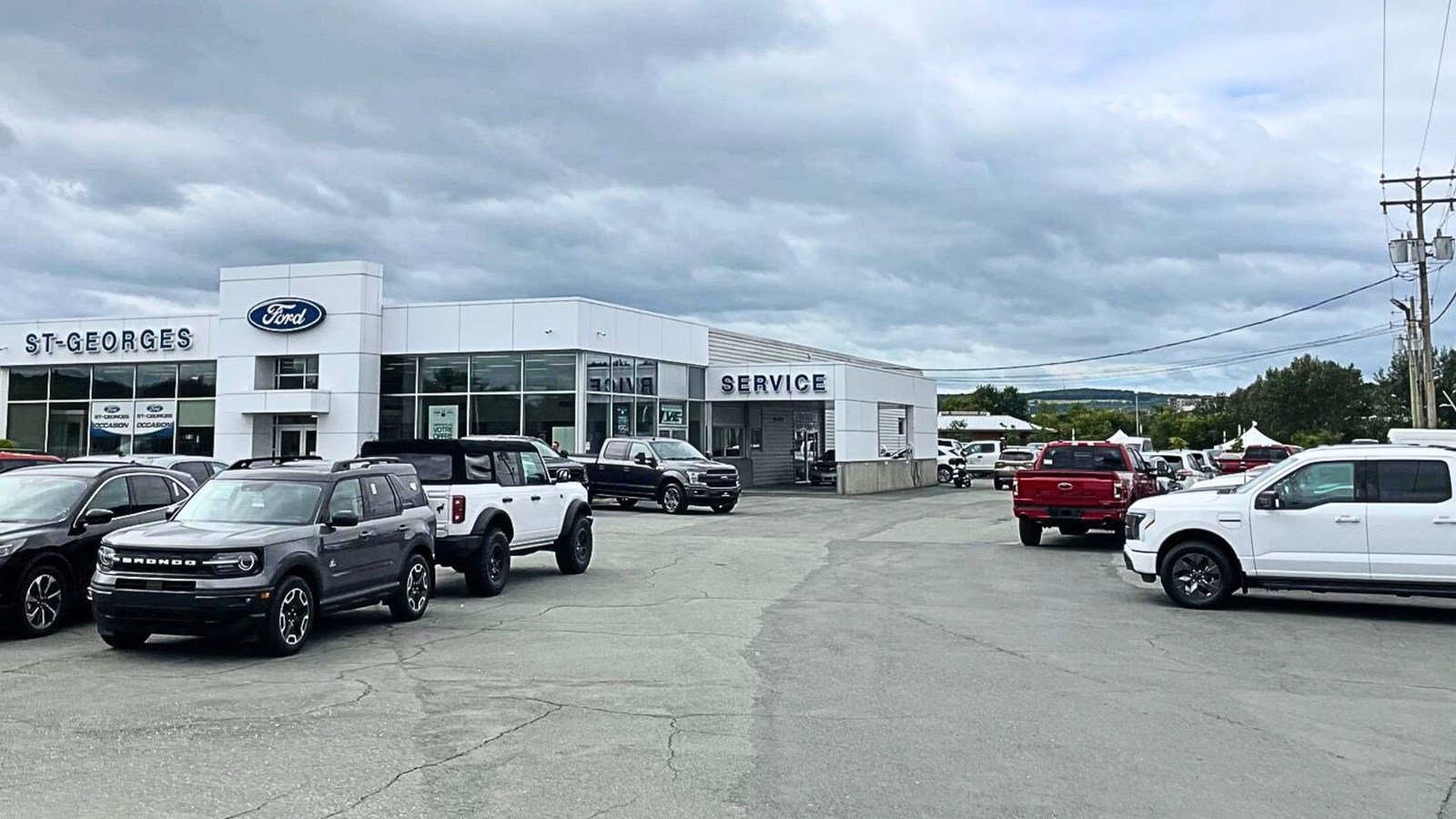 La salle serait construite où se trouve présentement le concessionnaire Ford St-Georges, advenant qu'une entente d'achat puisse se concrétiser entre le propriétaire et la Ville de Saint-Georges.