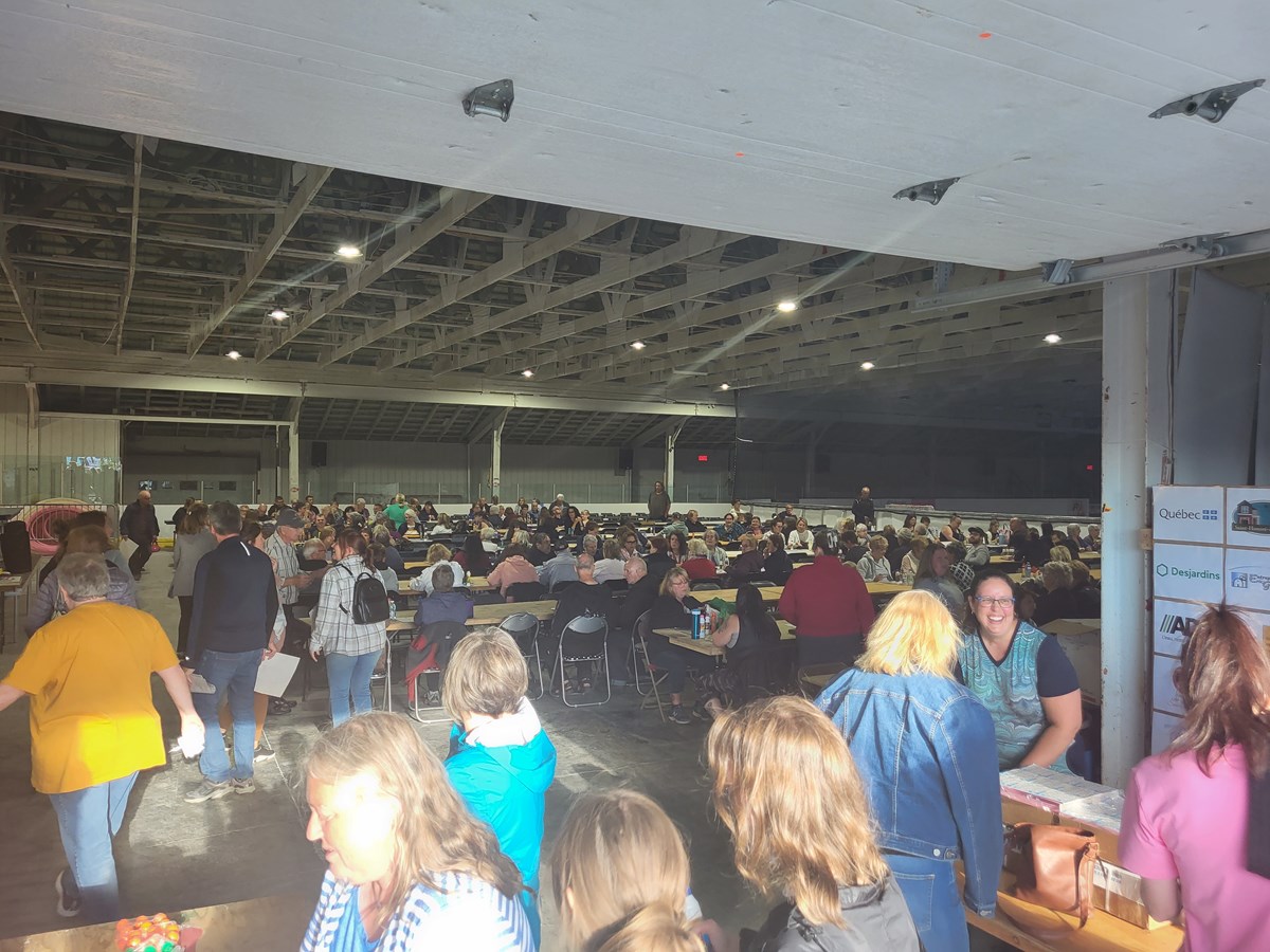 Entrée des gens pour la partie de Bingo