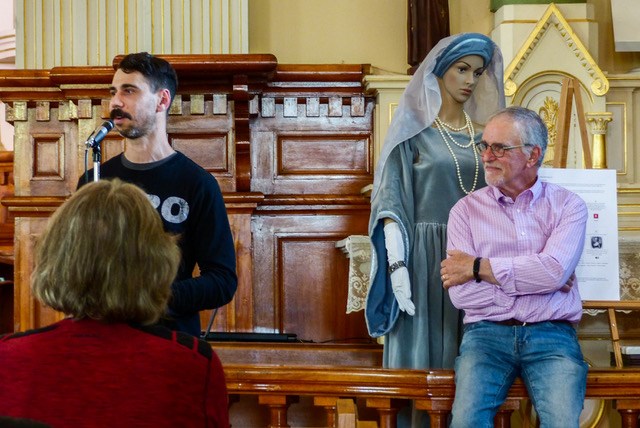 De gauche à droite sur la photo: l’informaticien Guillaume Carbonneau et l’auteur Raymond Beaudet