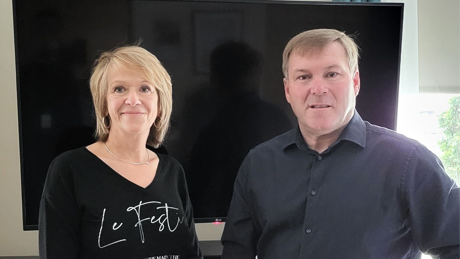 Gina Cloutier, vice-présidente du Crépuscule, avec le donateur, François Faucher.