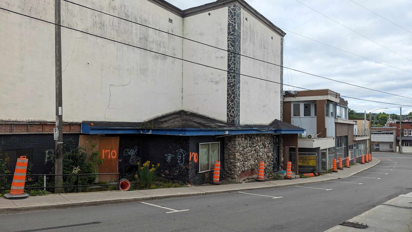 Bâtiments délabrés de la 120e rue: le pic des démolisseurs arrive lundi!