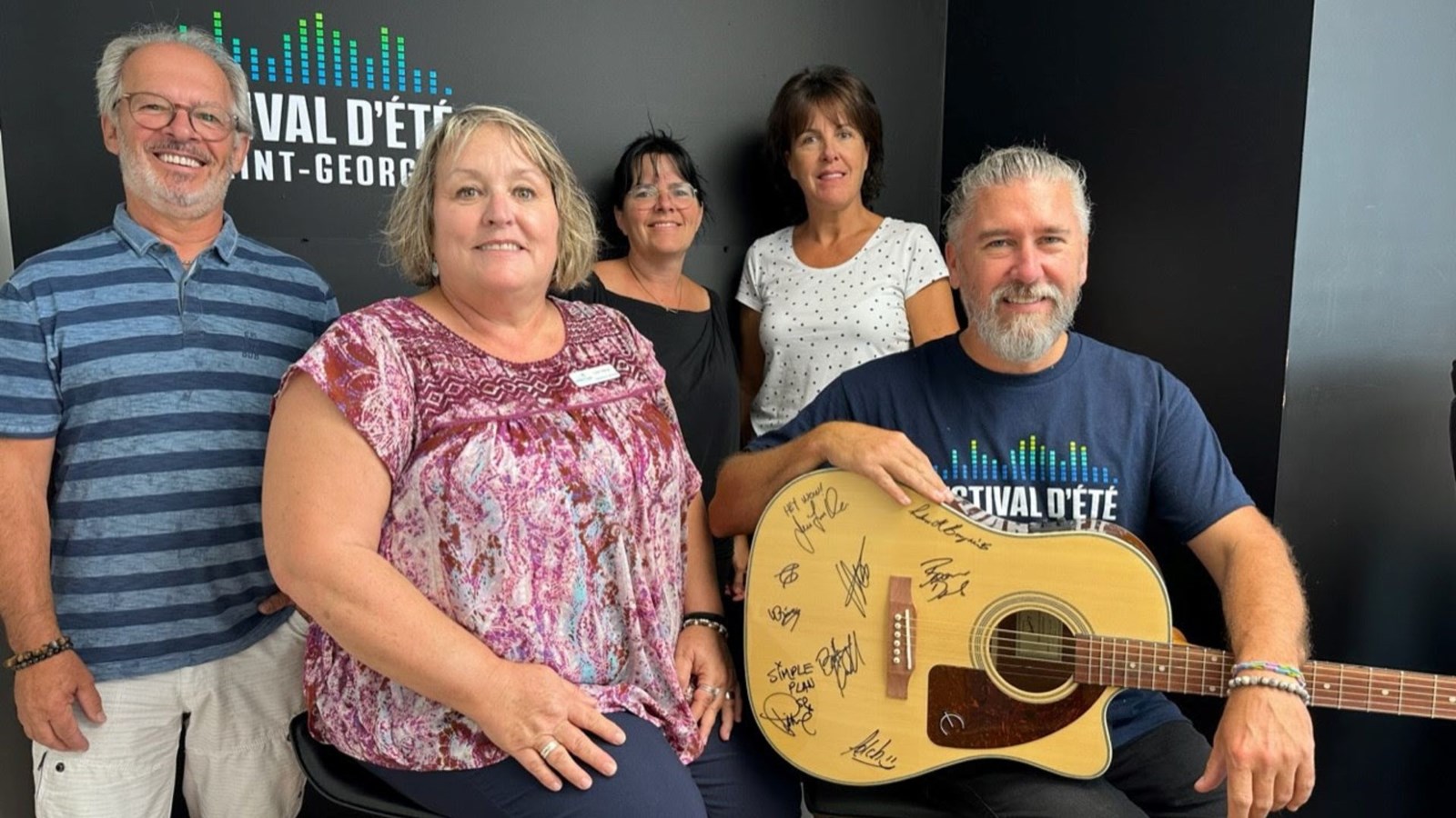 De gauche à droite: André Gonthier, Lyse Perron du Groupe Espérance et Cancer, Cathy Veilleux, Lisa Rodrigue et Jean-François Bernatchez.