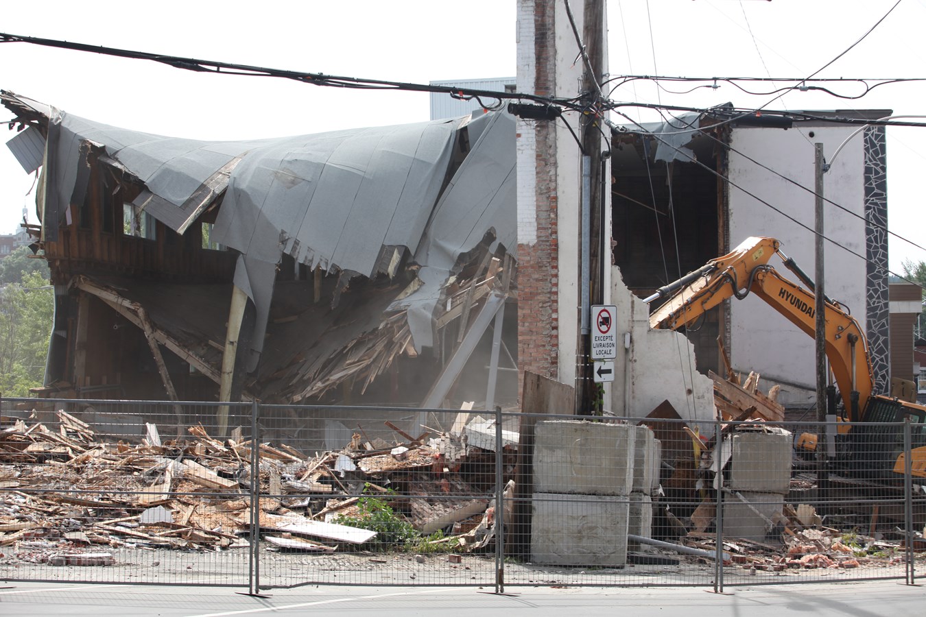 La démolition des bâtiments de la 120e rue a débuté