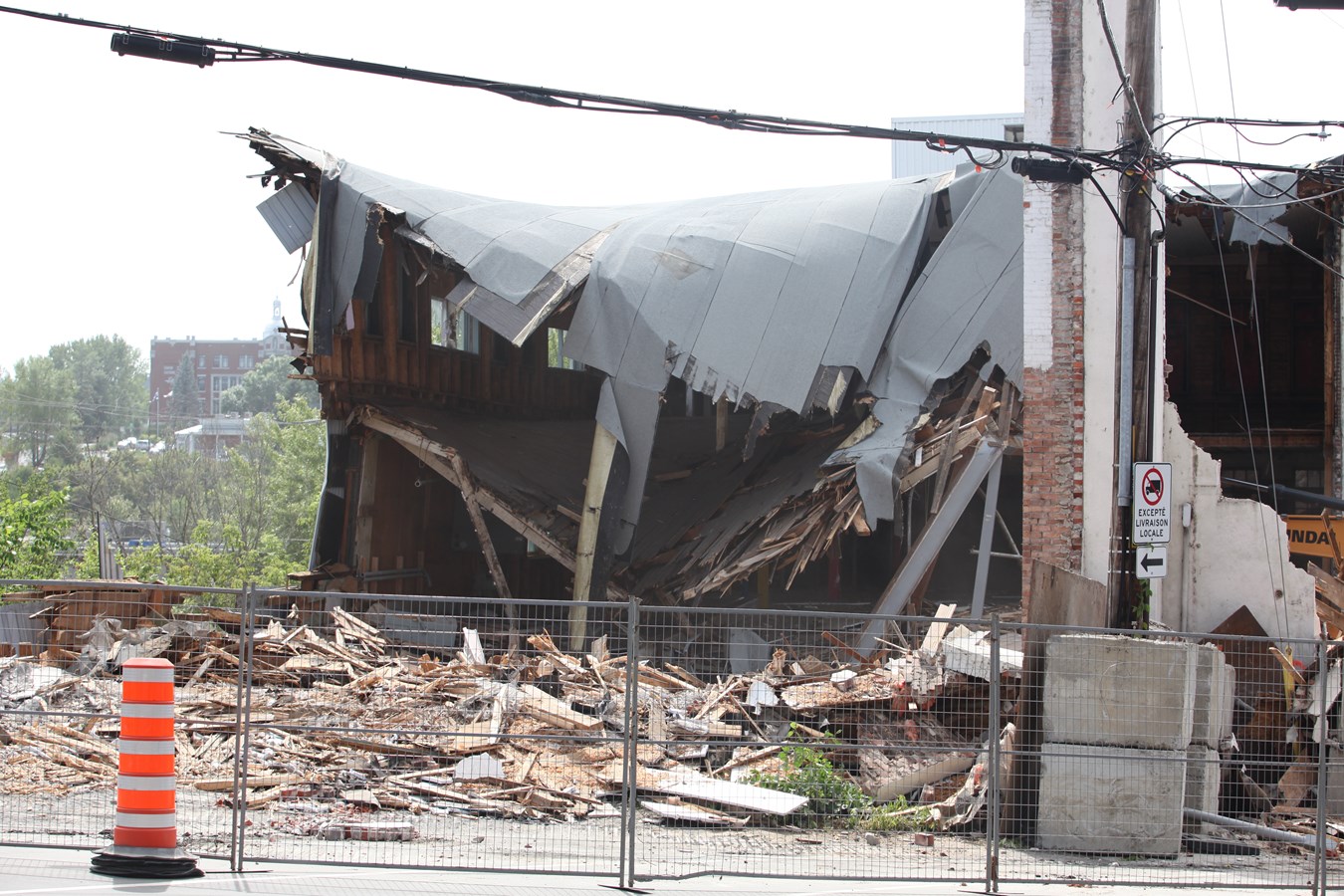 La démolition des bâtiments de la 120e rue a débuté