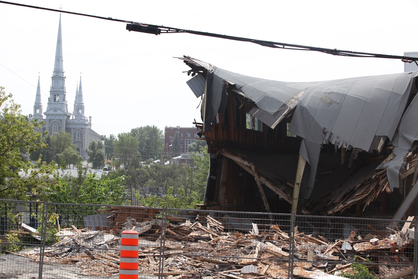 La démolition des bâtiments de la 120e rue a débuté