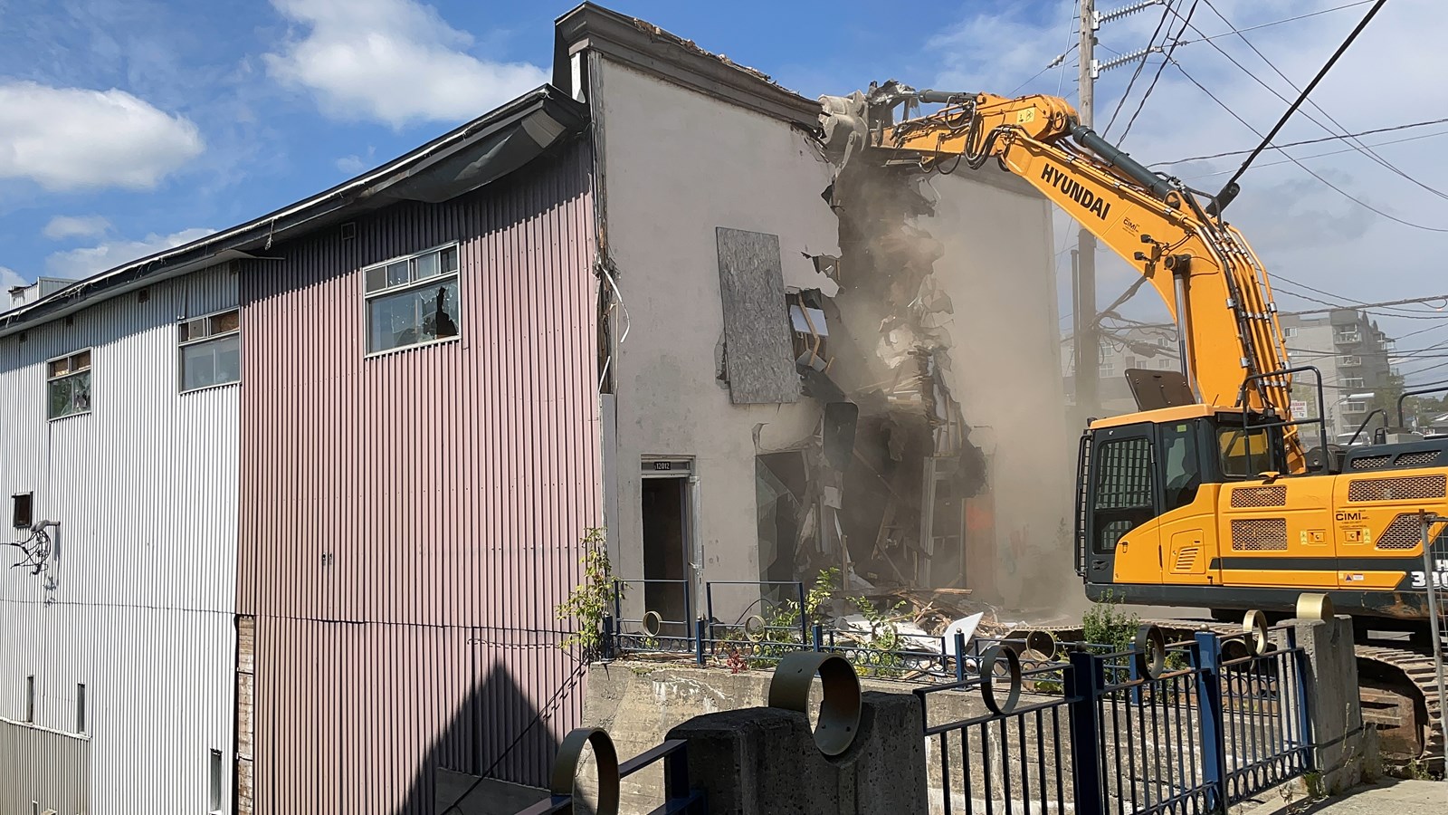 La démolition des bâtiments de la 120e rue a débuté