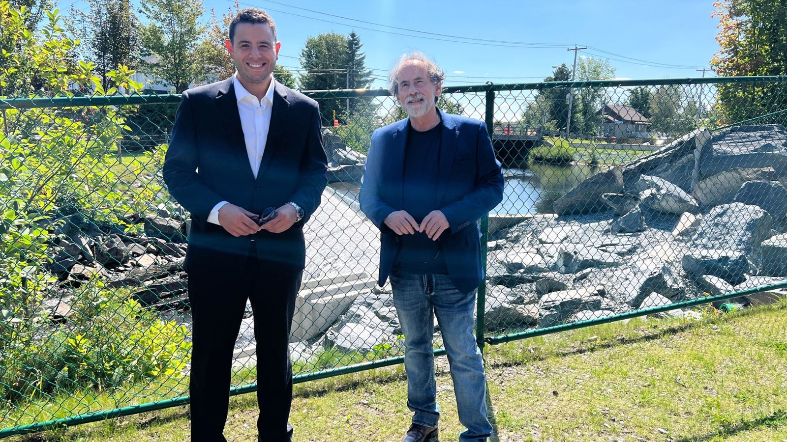 Le député de Beauce-Sud, Samuel Poulin, en compagnie du maire de Sainte-Aurélie, René Allen.