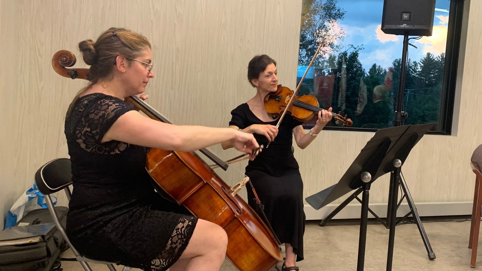 Deux musiciennes étaient sur place