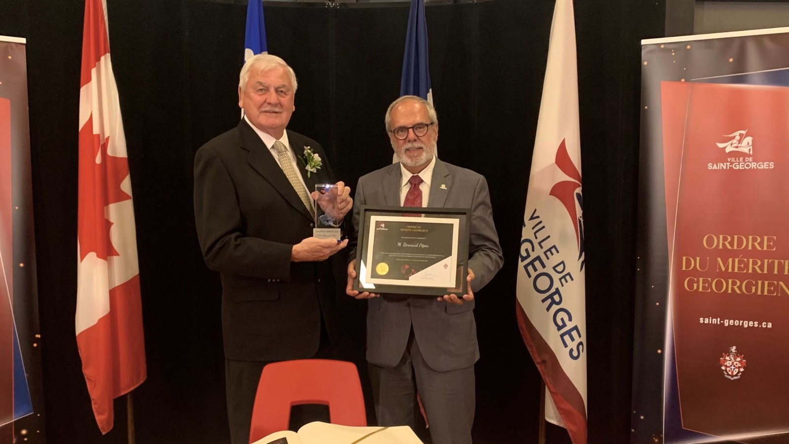 Bernard Pépin avec le maire Claude Morin