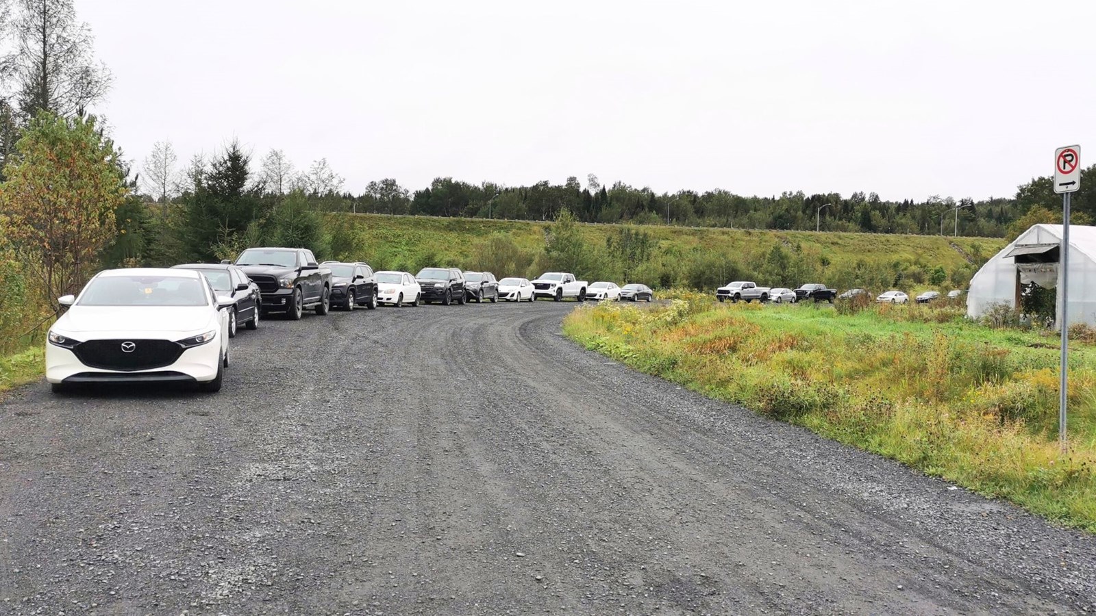 Tous les jours de la semaine, plusieurs dizaines de travailleurs stationnent leurs véhicules près de l'autoroute, au rang de la Plée, pour se rendre en groupe vers Québec.