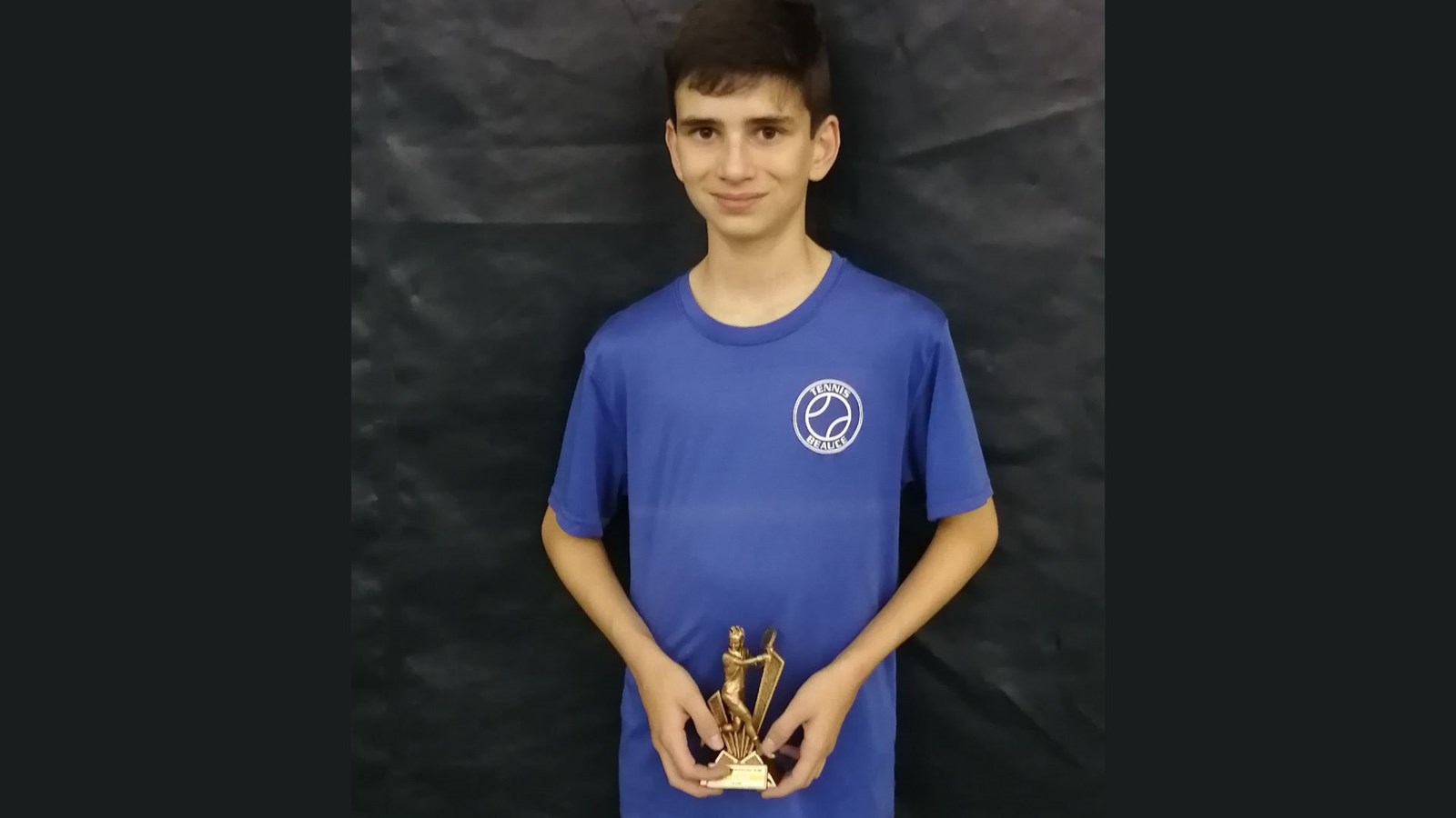 Jean-Pascal avec son trophée du tournoi de Lévis