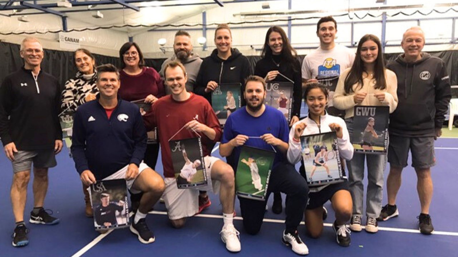 De gauche à droite, devant, Nicolas Brochu, Mathieu Fortin-Thibaudeau, Olivier Giraudo, Rosalie Carrier-Dulac; rangée arrière, Denis Guertin (président de Tennis Beauce), Paulette Catellier (mère de Philippe Rodrigue), Sandra Létourneau, Louis-Joseph Lacroix, Marie-Pier Pouliot,
AlexiAnn Drouin, Julien Lafranchise, Alizée Poulin et Richard Dulac (professionnel de Tennis Beauce).