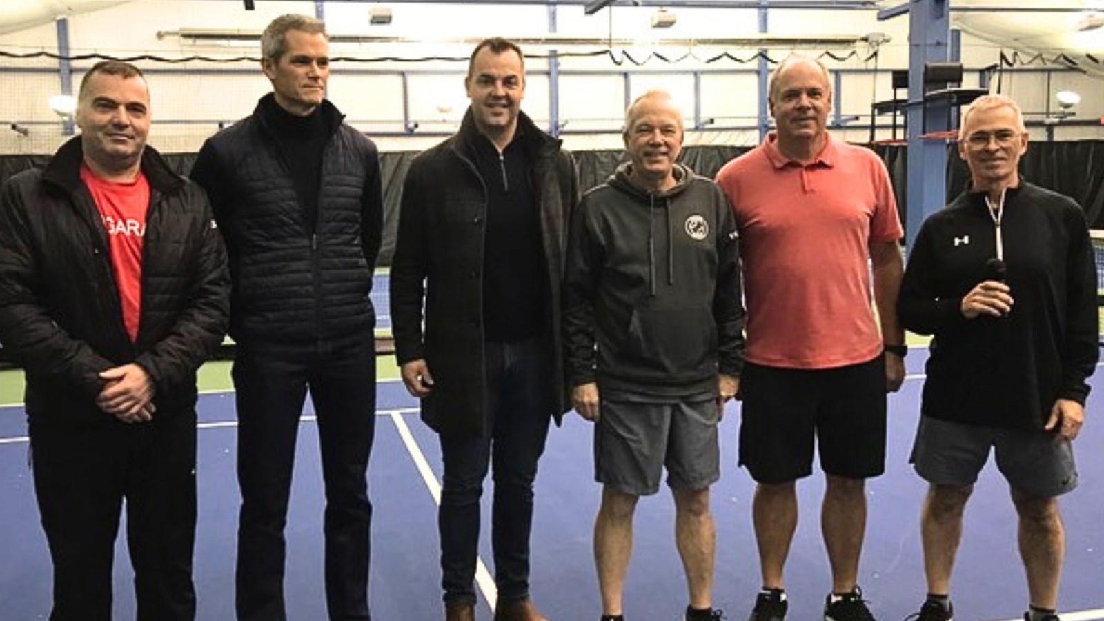 Les représentants des commanditaires qui ont permis le resurfaçage des courts, Éric Laflamme (Garaga), Jules Génier et Mathieu Roy (Assante), Richard Dulac (Mirage et professionnel de Tennis Beauce), Sylvio Poirier (Canam) et Denis Guertin (président de Tennis Beauce).