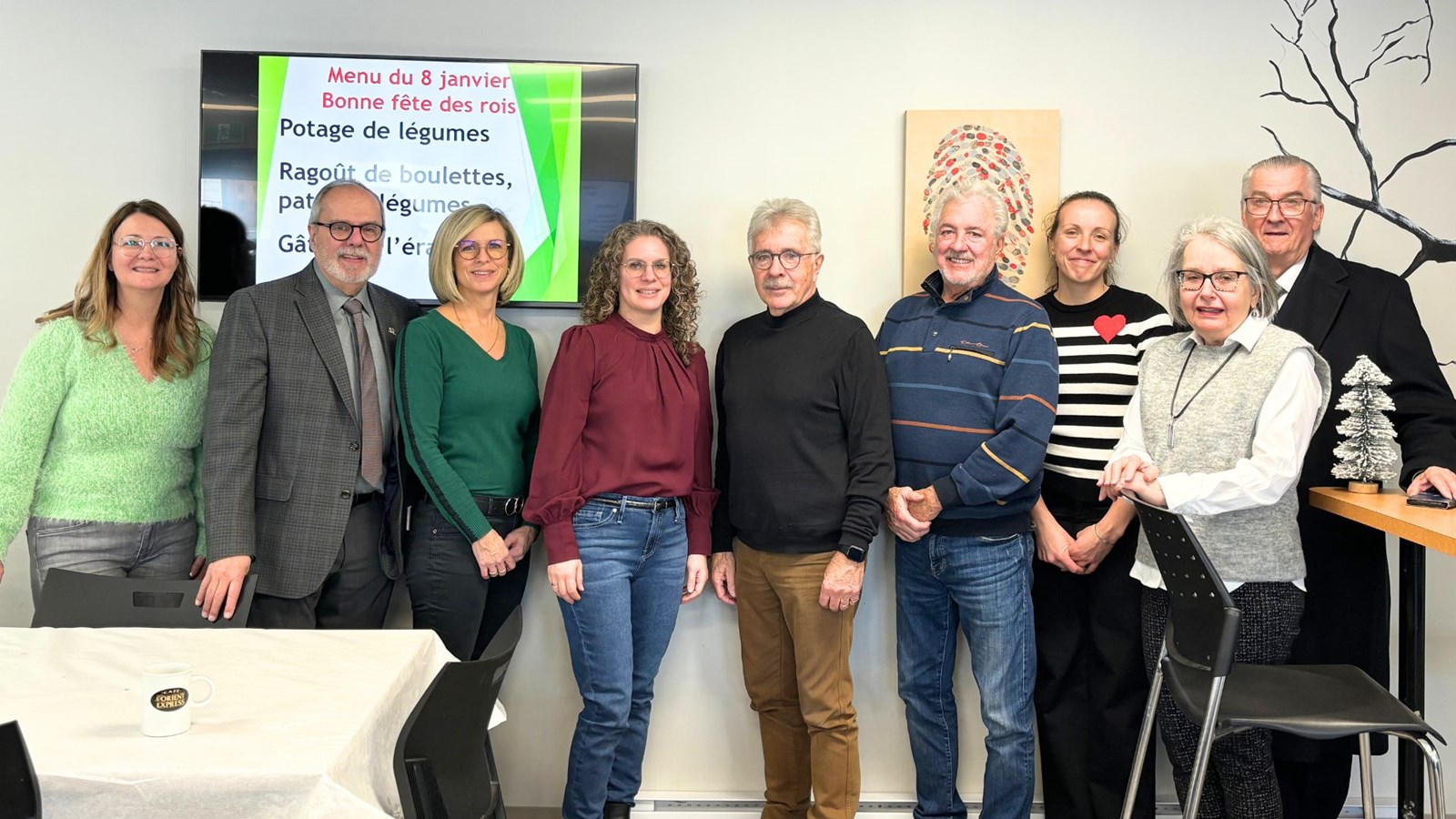 De gauche à droite, Cathy Fecteau, directrice du Bercail, Claude Morin, maire, de Saint-Georges, Manon Giguère, membre du CA du Bercail, Manon Bougie, conseillère municipale de Saint-Georges, Rémy Morin, membre du CA du Bercail, Serge Thomassin, conseiller municipal de Saint-Georges, Sarah Bellemare, coordonnatrice du volet administratif au Bercail, Dorothée Rodrigue, membre du CA du Bercail, et Gabriel Giguère, préfet intérimaire de la MRC de Beauce-Sartigan et maire de Saint-Côme.