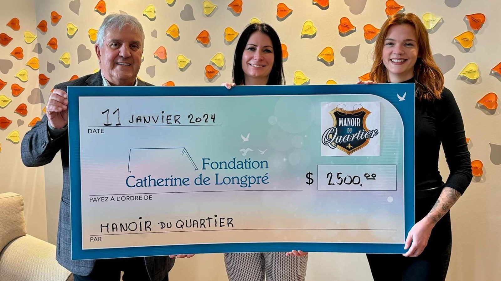 Sur la photo, Léon Drouin, président de la Maison Catherine-de-Longpré, Peggy Poulin, actionnaire-propriétaire du Manoir du Quartier, et Audrey Veilleux, technicienne aux loisirs au sein de la résidence.