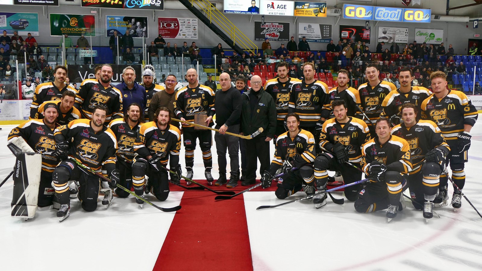 Keven Cloutier reçoit un trophée pour ses 1 000 points en LNAH