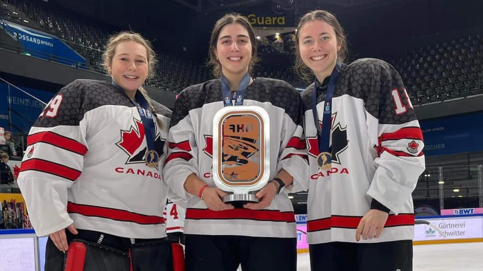 Les trois québécoises de l'équipe avec Rosalie Breton à droite