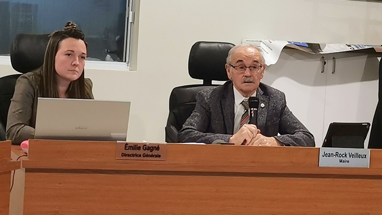 Le maire Jean-Rock Veilleux, en compagnie de la directrice générale de la Municipalité de Saint-Alfred, Émilie Gagné.
