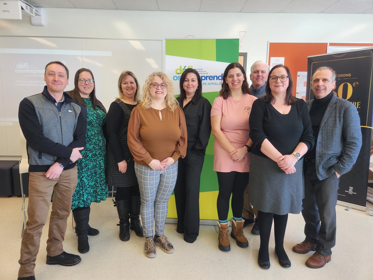 De gauche à droite : Pierre-Olivier Gauthier, Claudia Daigle, Christine Lévesque, Claudine Laflamme, Natacha Lagarde, Anne-Sophie Lajoie-Blanchard, Philippe Mailloux, Marie-Eve Tanguay, Alain Vallières.