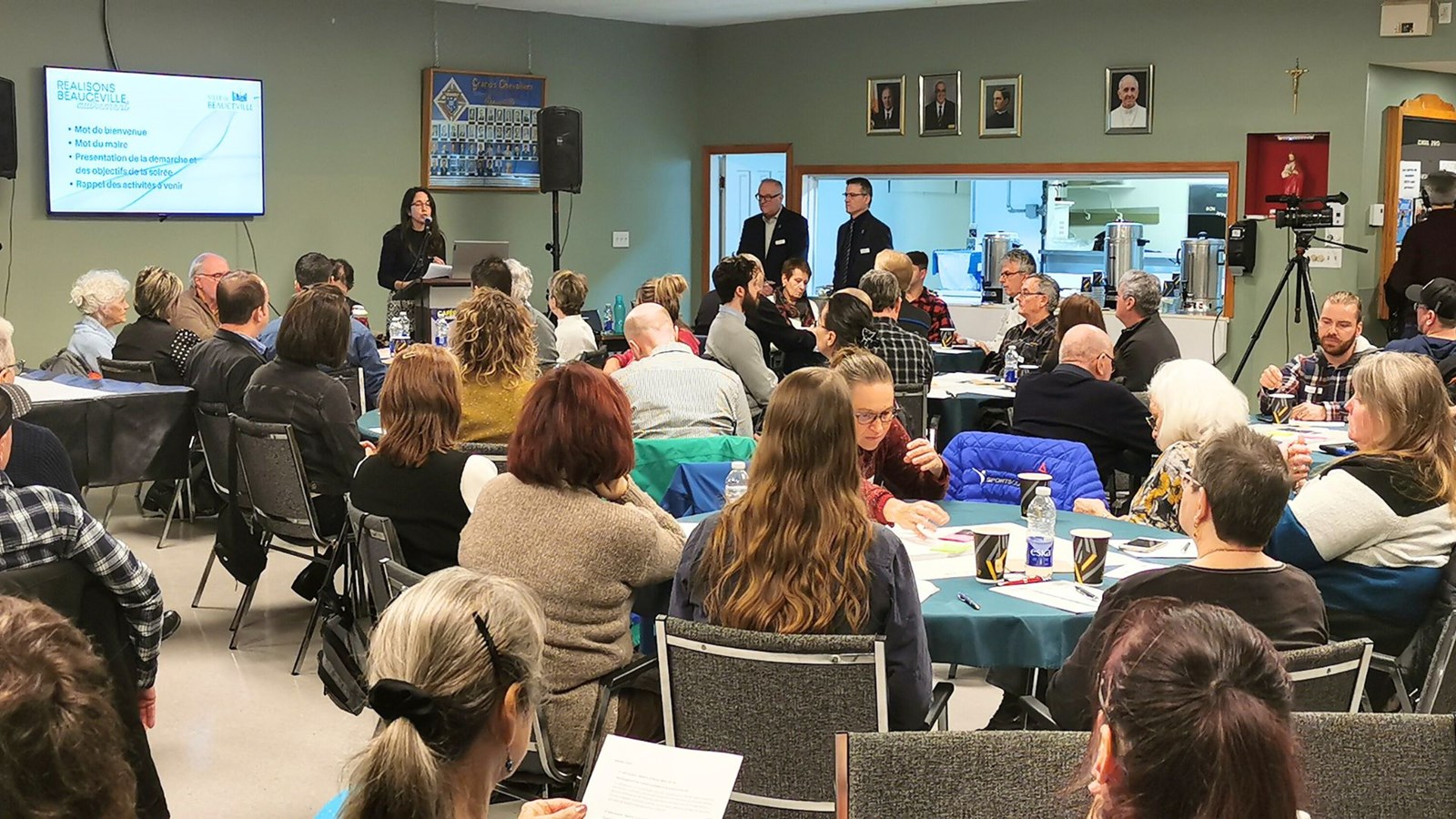 Près d'une centaine de personnes ont participé à la première rencontre de consultation publique.