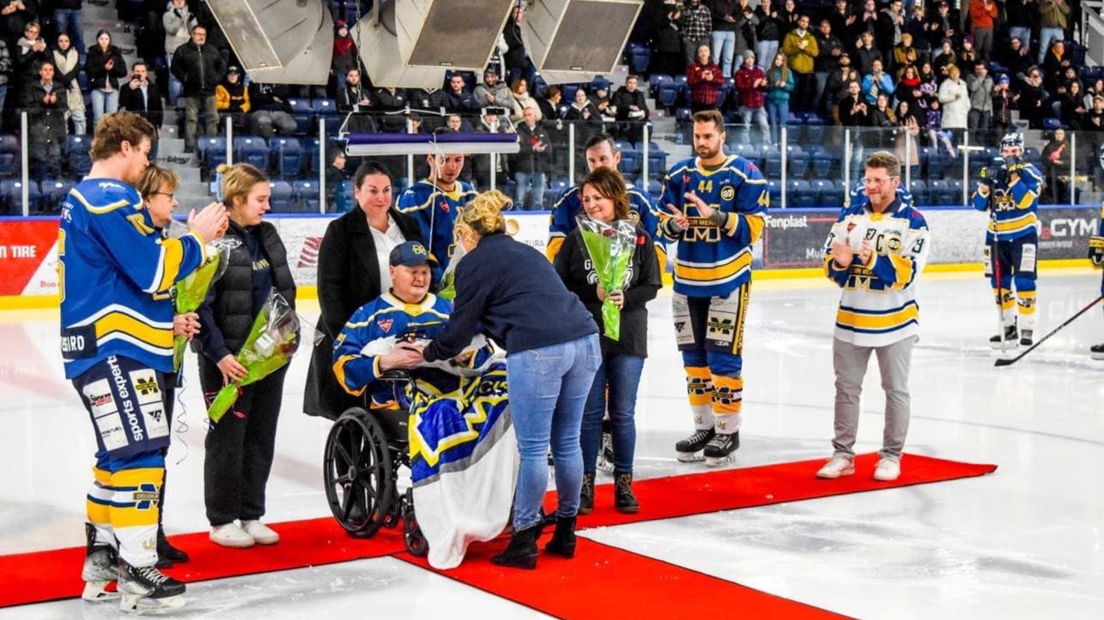Tommy Groleau et sa famille lors de la soirée en son honneur, le 19 janvier