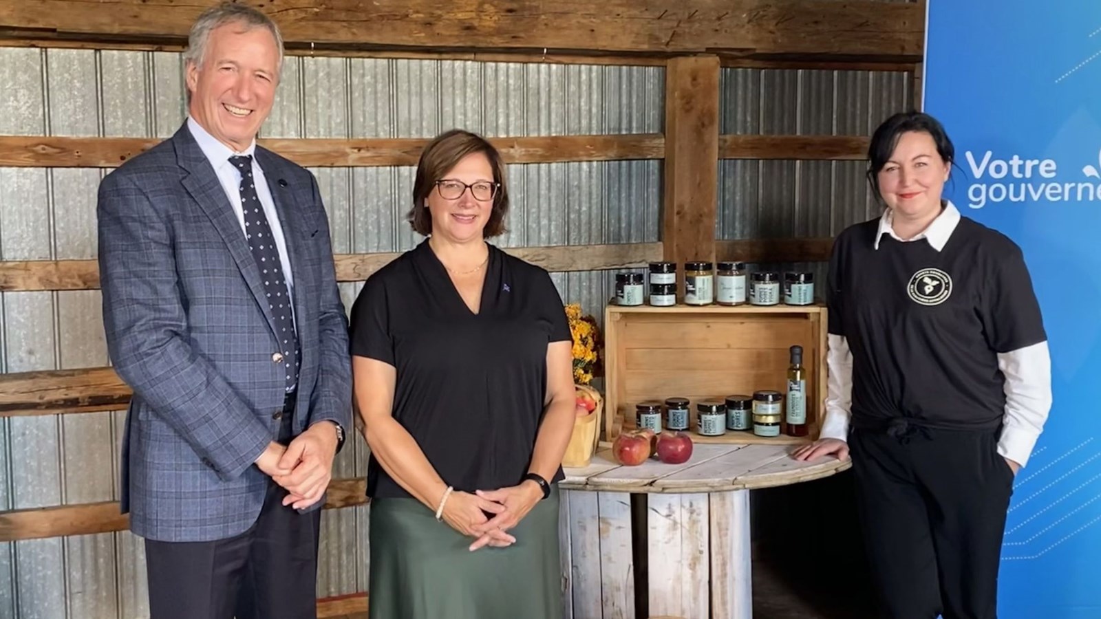De gauche à droite, André Lamontagne, ministre de l’Agriculture, des Pêcheries et de l’Alimentation, Isabelle Lecours, députée de Lotbinière-Frontenac et Natacha Lagarde, présidente de la Table Agroalimentaire de la Chaudière-Appalaches (TACA).