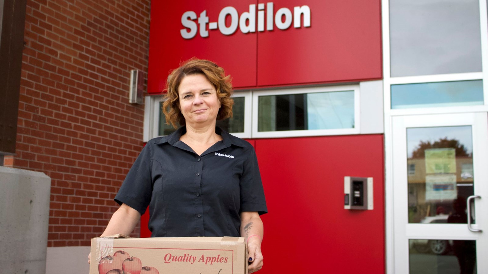 C'est Bianca Audet, assistante administrative et responsable des opérations immobilières chez Interbois, qui est chargée de la distribution hebdomadaire des collations dans les trois écoles.