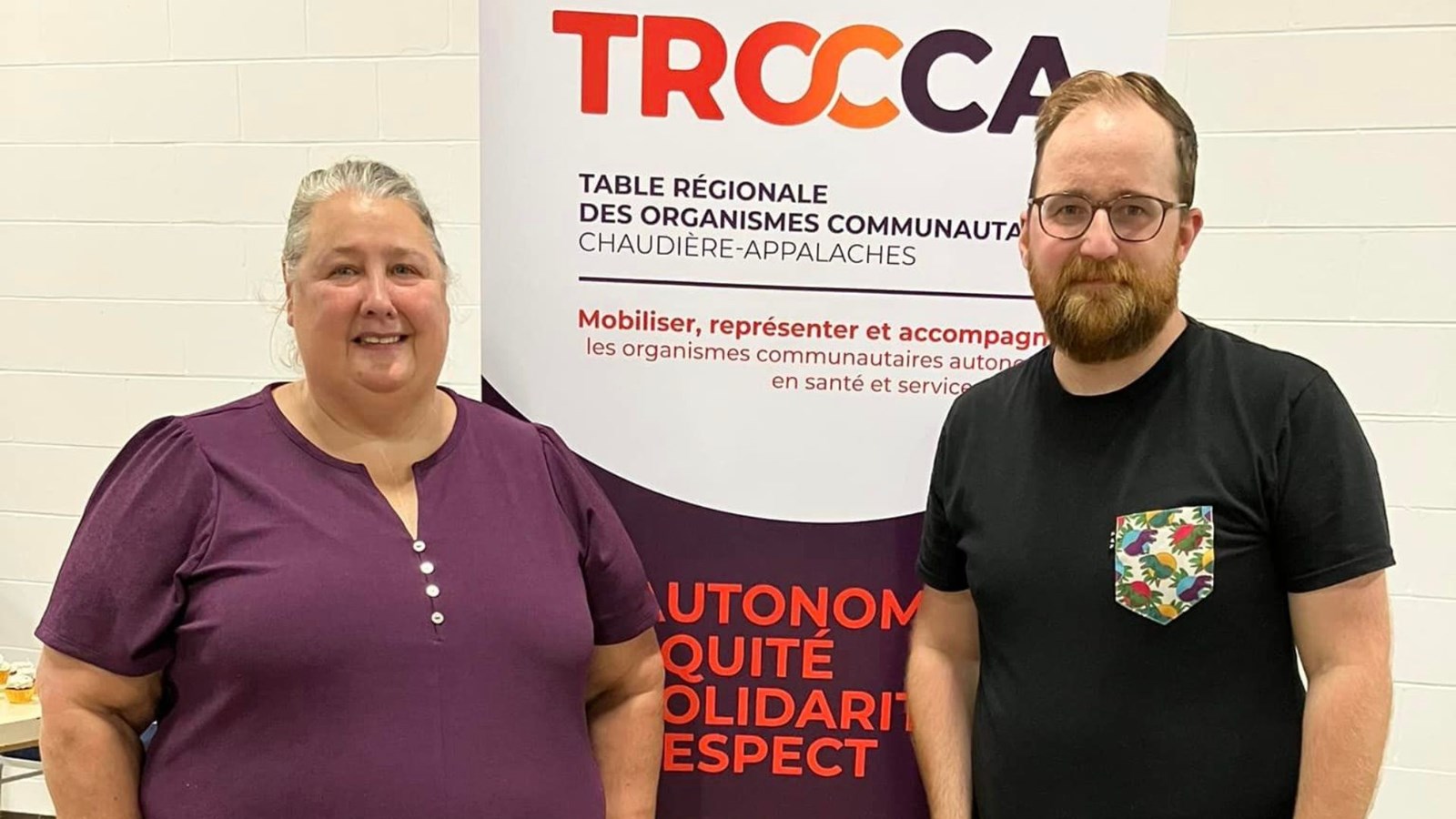 Murielle Létourneau, directrice et Marc-Antoine Boisvert, président du conseil d’administration devant la nouvelle signature visuelle de la TROCCA.