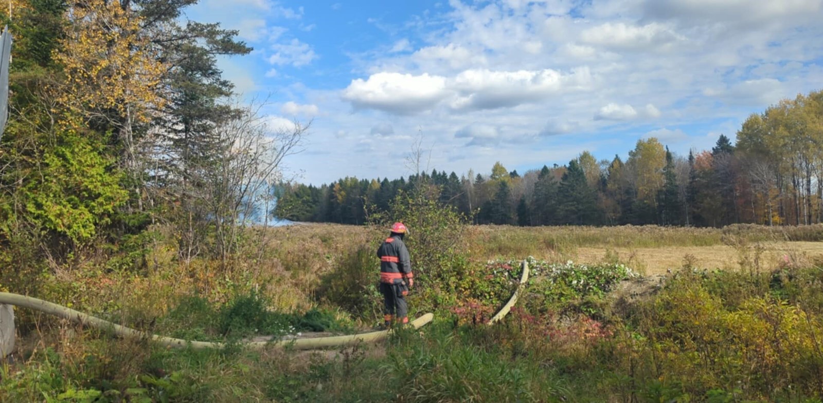 Tas de bois en feu à Saint-Georges