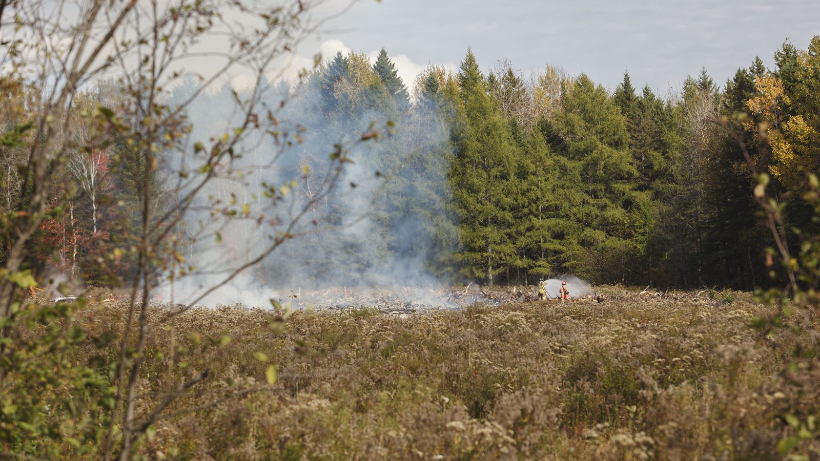 Tas de bois en feu à Saint-Georges: intervention maitrisée par les pompiers