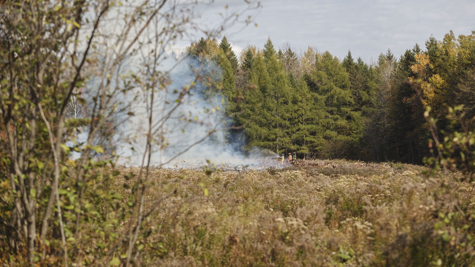 Tas de bois en feu à Saint-Georges: intervention maitrisée par les pompiers