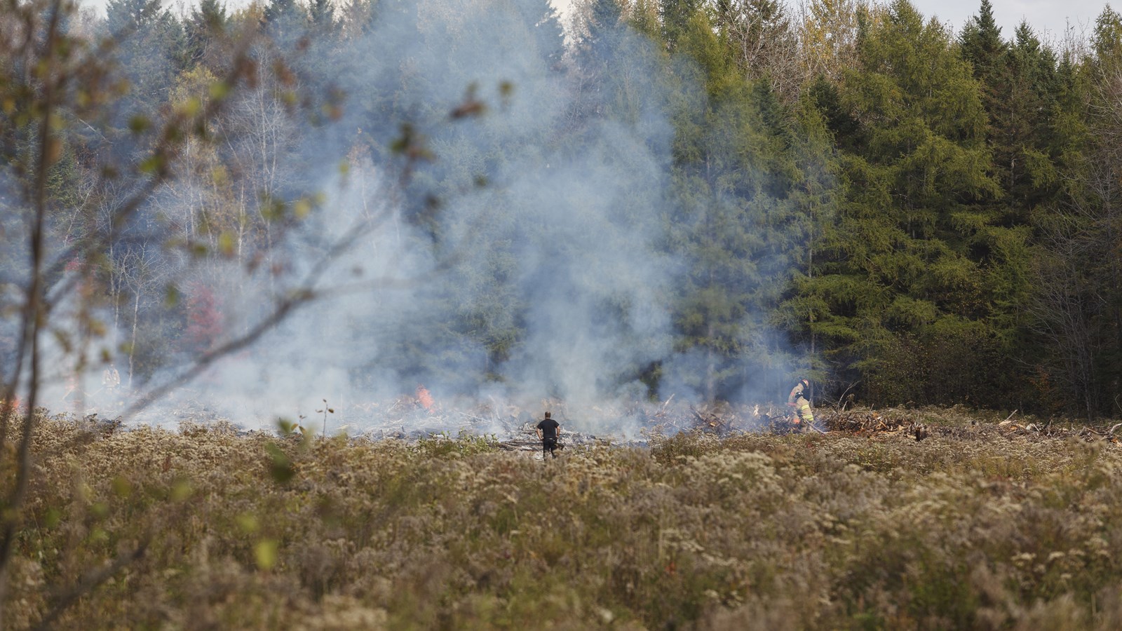 Tas de bois en feu à Saint-Georges: intervention maitrisée par les pompiers