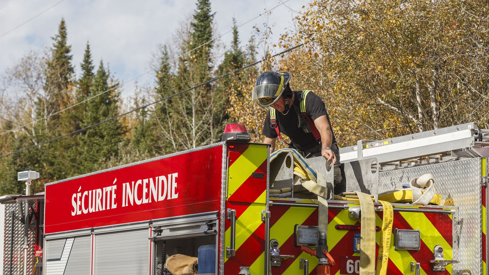 Tas de bois en feu à Saint-Georges: intervention maitrisée par les pompiers