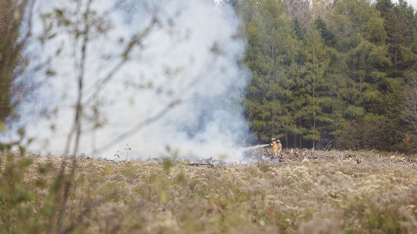 Tas de bois en feu à Saint-Georges: intervention maitrisée par les pompiers