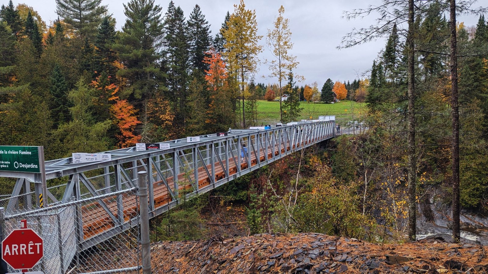 La passerelle de la rivière Famine rétablit le lien entre le Québec et les États-Unis