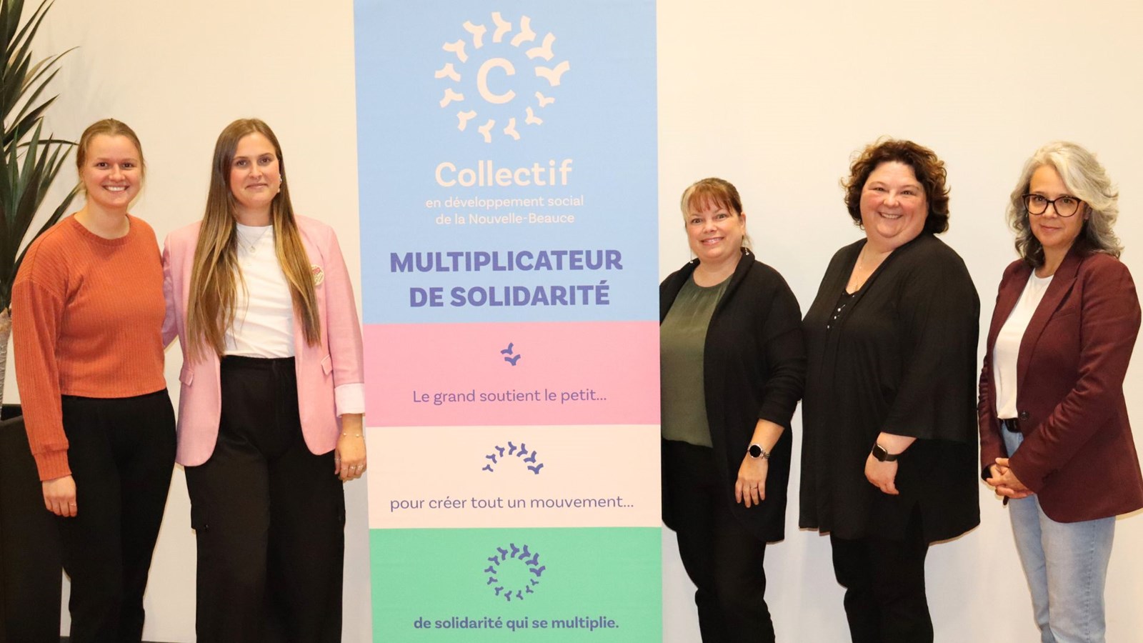 Dévoilement du nouveau logo: de gauche à droite, Florence Nappert, organisatrice communautaire au CISSS de Chaudière-Appalaches, Frédérick Dufour, agente de développement à la CDC Beauce-Etchemins, Maud Provençal, organisatrice communautaire au CISSS de Chaudière-Appalaches, Marie Josée Bolduc, directrice générale au CJE de Beauce-Nord et Marie-France-Vallée, agente de développement territorial à la MRC de La Nouvelle-Beauce.