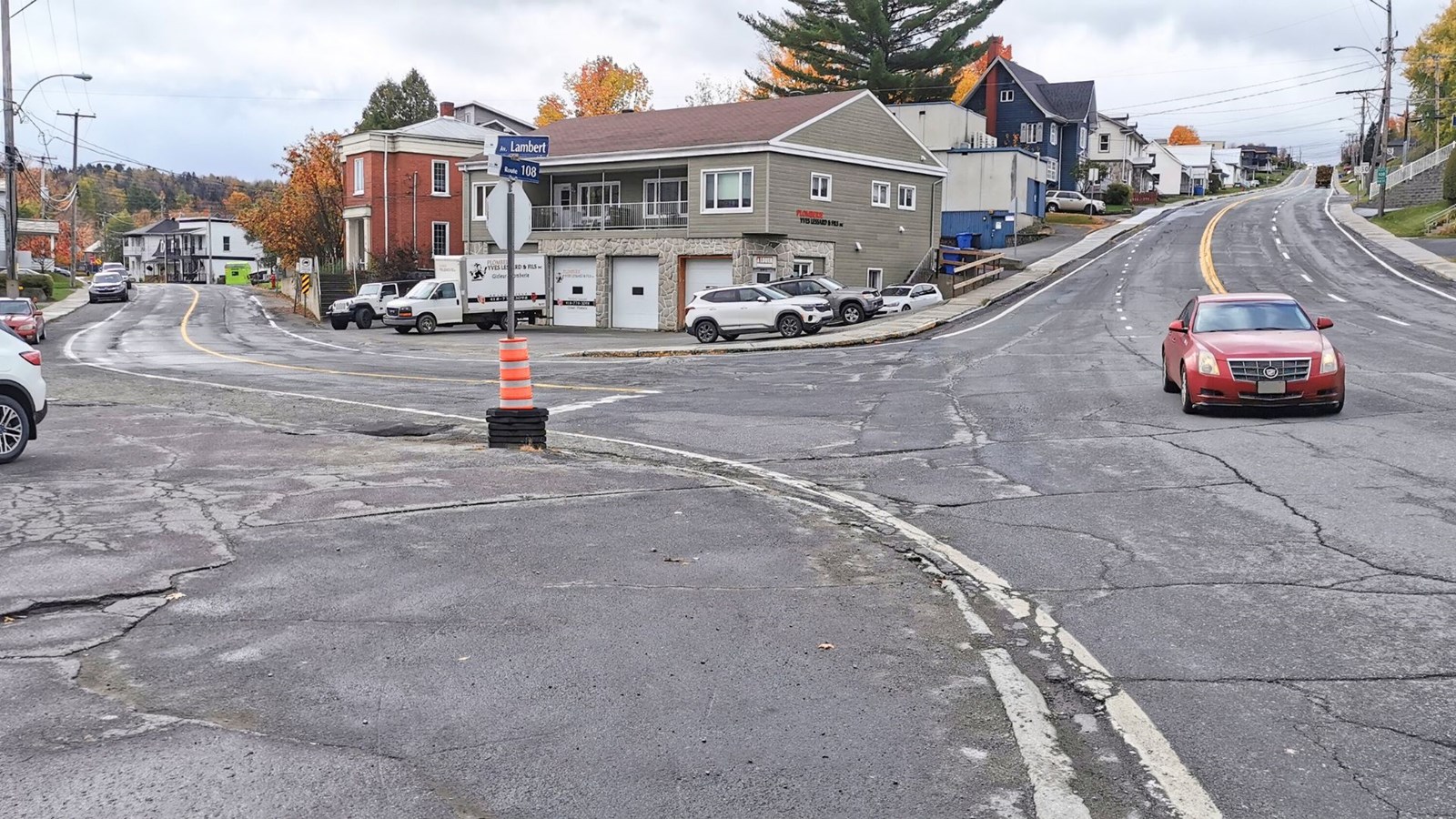 Des inspections à la caméra, à la suite des pluies intenses de juillet dernier, ont démontré une dégradation avancée des conduites d'évacuation des eaux, à l'intersection de la route 108 et de l'avenue Lambert. « C'est majeur », a indiqué le directeur général de la Ville de Beauceville, Serge Vallée.