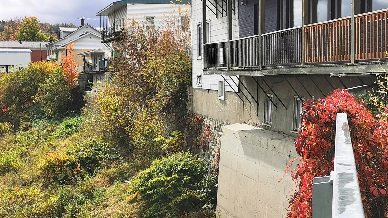 Ce mur de soutènement, qui n'est pas uniforme dans sa construction et ses matériaux de composition, montre des signes de détérioration, en raison notamment de la dégradation des conduites à l'intersection de la route 108 et de l'avenue Lambert. De plus, de la végétation y pousse allègrement dans certaines sections.