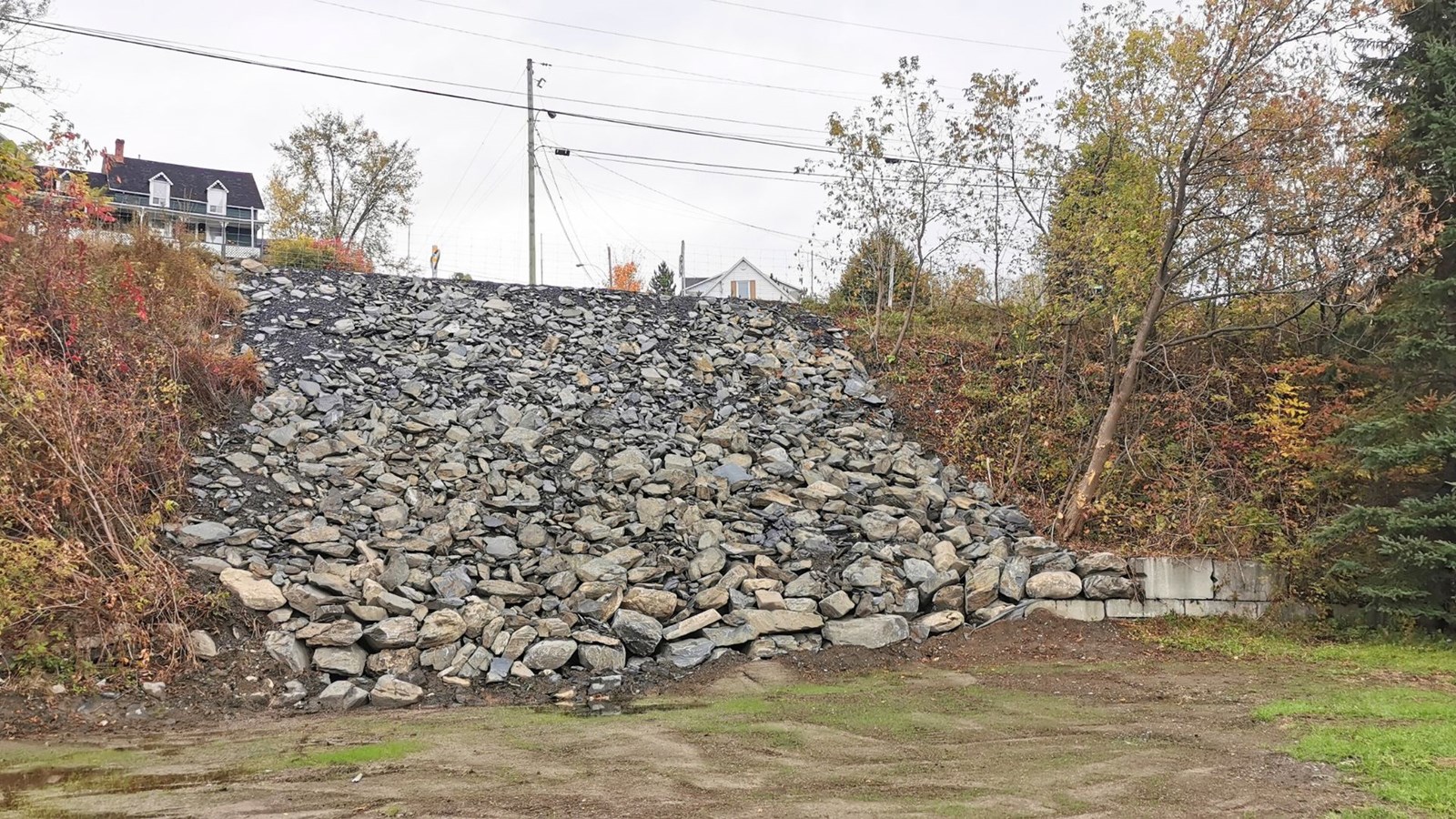 Il en a coûté presque 32 000 $ pour les travaux d'urgence de réparation de la piste cyclable, à la suite d'un éboulement de l'emprise, à l'intersection de la 9e avenue et de la 155e rue. La Ville de Beauceville a demandé un remboursement de la facture à la MRC Beauce-Centre. Cette dernière ne se reconnaît aucune responsabilité de paiement.