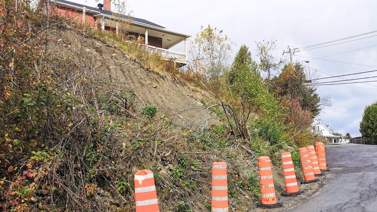 Aux plus de 100 000 $ déjà dépensés jusqu'ici pour les travaux de réparation et de colmatage effectués un peu partout suite aux pluies, Il faudra aussi ajouter le coût de rétablissement du terrain de la 92e rue, qui a complètement glissé le 6 juillet.